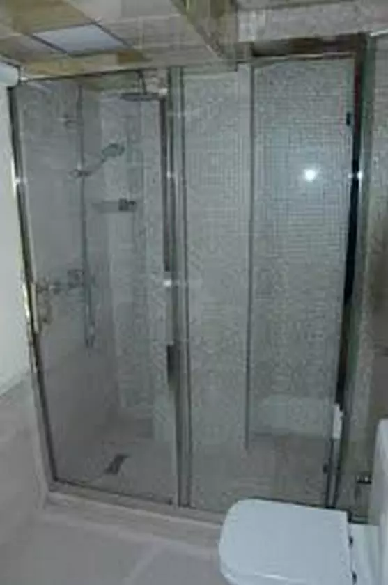 ROSE INN HOTEL BATHROOM (Copy).jpg